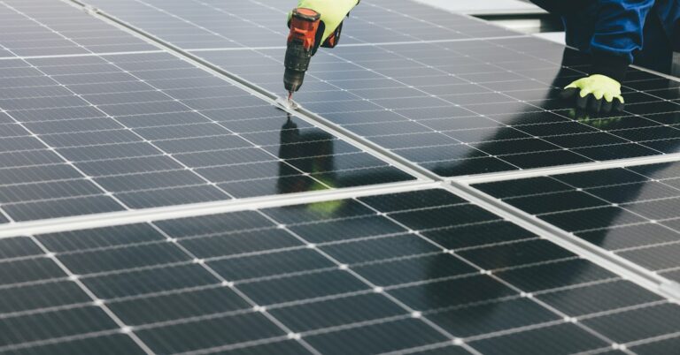 Photovoltaic installation for safe string voltage sizing