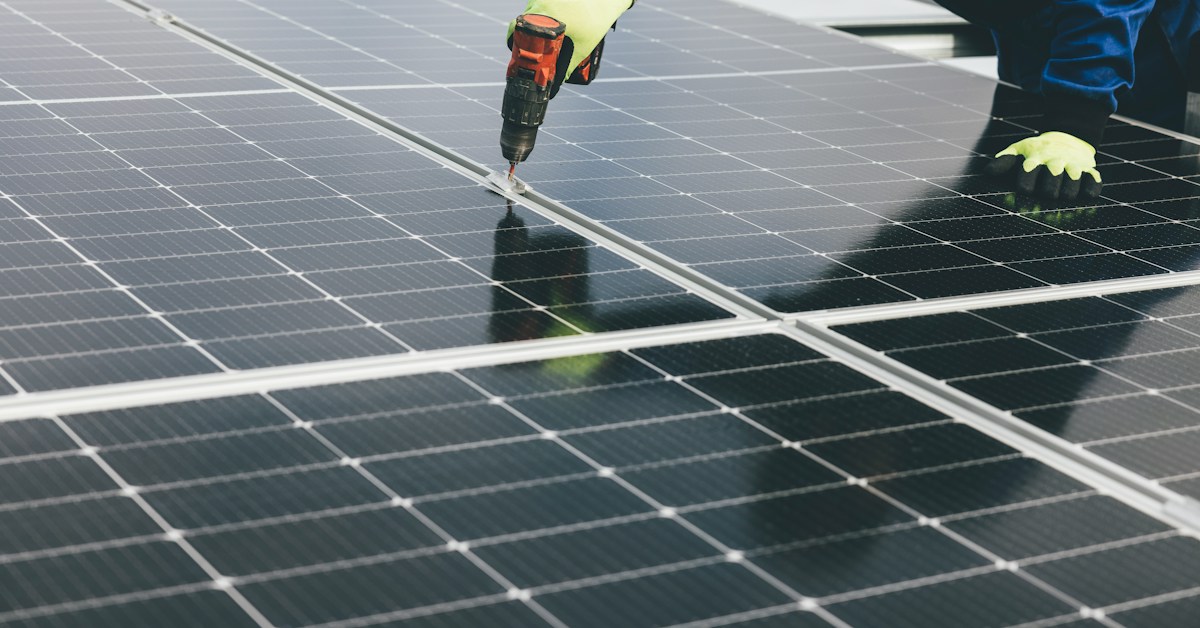 Photovoltaic installation for safe string voltage sizing